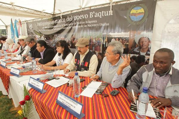 expertos del  Foro Permanente de Cuestiones Indígenas de las Naciones Unidas atienden la evaluación de las agrupaciones participantes.