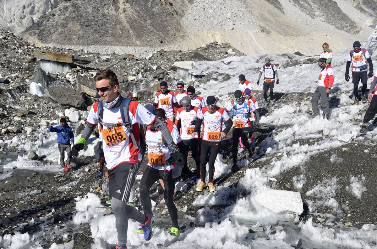 Los corredores desafiaron las temperaturas al correr el maratón del Everest. (Foto Prensa Libre: AFP)