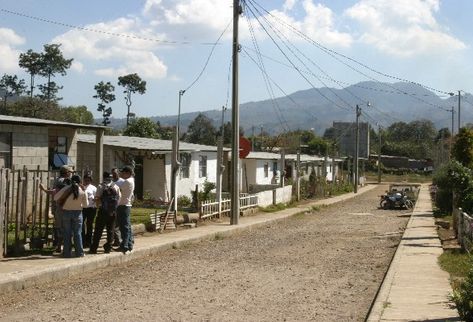 Unas 21 familias viven en estas casas, en Chimaltenango, pero si no se logra un arreglo con los dueños podrían perder su propiedad. (Foto Prensa Libre: Carlos Sebastián)