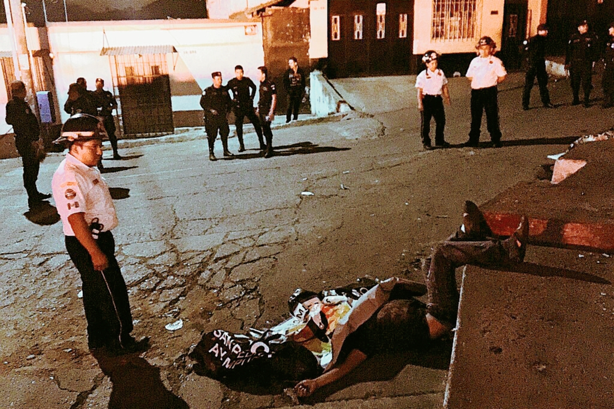 Un presunto enfrentamiento entre las pandillas Salvatrucha y 18 dejó seis muertos en la Avenida Alta Verapaz, Chinautla. (Foto Prensa Libre: CBV)