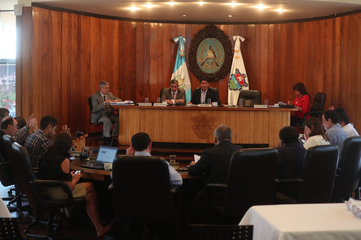 Los 14 integrantes del Concejo capitalino conocen 35 casos en la sesión del lunes último en la sede de la municipalidad. (Foto Prensa Libre: Óscar Rivas)