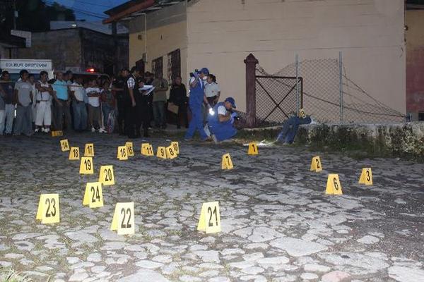 Peritos del Ministerio Público investigan muerte de dos menores de edad en Mazatenango (Foto Prensa Libre: DANILO LÓPEZ). <br _mce_bogus="1"/>