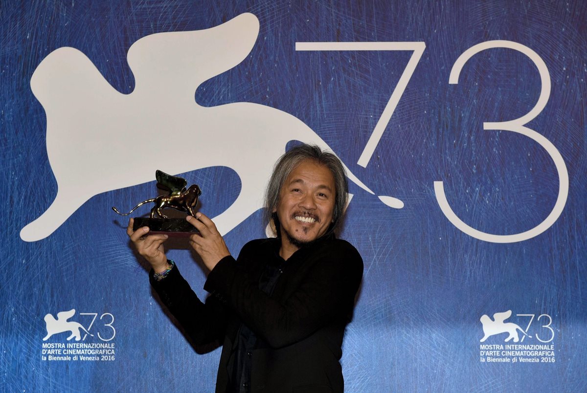 El realizador filipino Lav Diaz con el premio del León de Oro por su película The woman who left, en Venecia, Italia. (Foto Prensa Libre: EFE).