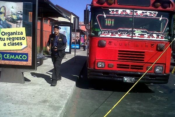 Un oficial del Ministerio Público busca evidencias en la escena del ataque. (Foto Prensa Libre: Claudia Acuña)<br _mce_bogus="1"/>