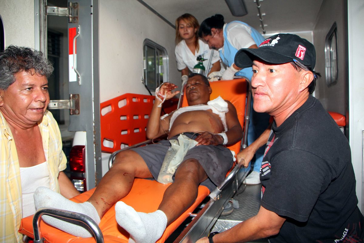 Eswin Osael González Matías es trasladado al Hospital Nacional de Retalhuleu con varias heridas de bala. (Foto Prensa Libre: Rolando Miranda)