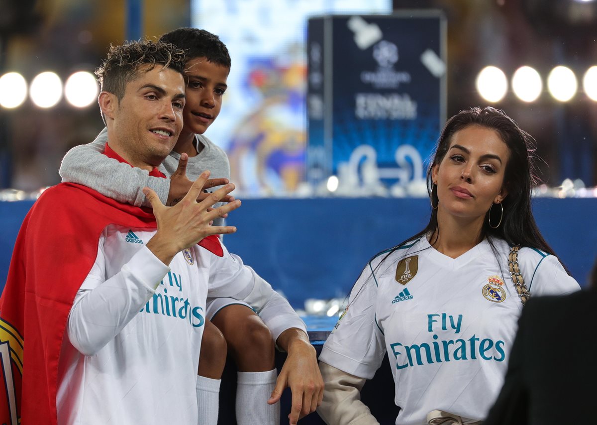 Cristiano Ronaldo con su hijo y su esposa Georgina Rodriguez. (Foto Prensa Libre: EFE)