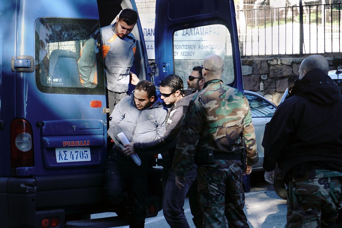 Los socorristas marítimos españoles fueron detenidos en la isla griega de Lesbos. (Foto Prensa Libre: AFP).