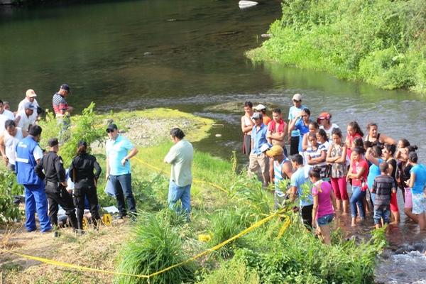 Dos menores de edad murieron en un río durante una actividad religiosa en Jalpatagua. (Foto Prensa Libre: Oswaldo Cardona)