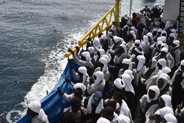 Migrantes rescatados llegan al puerto de Cagliari, Cerdeña. (Foto Prensa Libre:AFP).