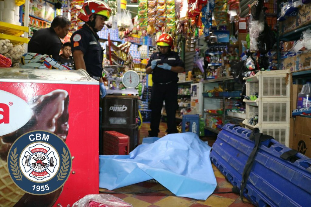 Un hombre fue asesinado en una tienda en la zona 11. (Foto Prensa Libre: CBM).