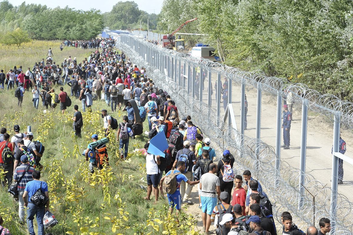 Migrantes esperan desesperados en frontera húngara. (Foto Prensa Libre: EFE)