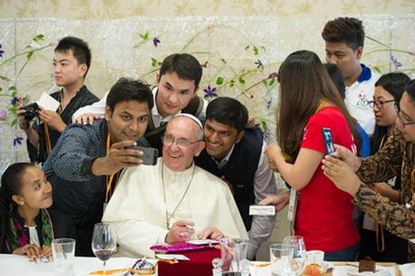 El papa Francisco posa para una selfie junto  a jóvenes del Seminario Mayor de Daejeon, en Corea del Sur. (Foto Prensa Libre: EFE)