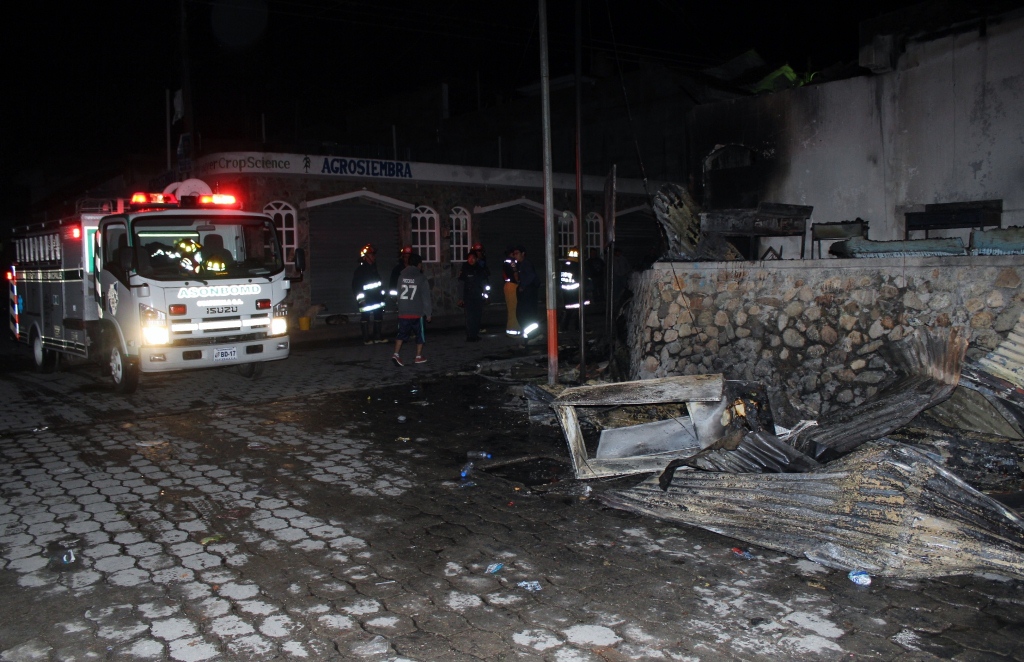 Incendio destruye comedores del mercado de San Andrés Sajcabajá