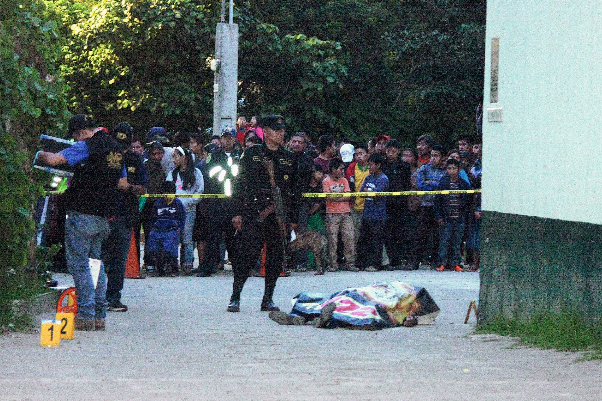 Víctima tenía dos heridas de arma de fuego, una en el tórax y otra en el cráneo. (Foto Prensa Libre: Renato Melgar)