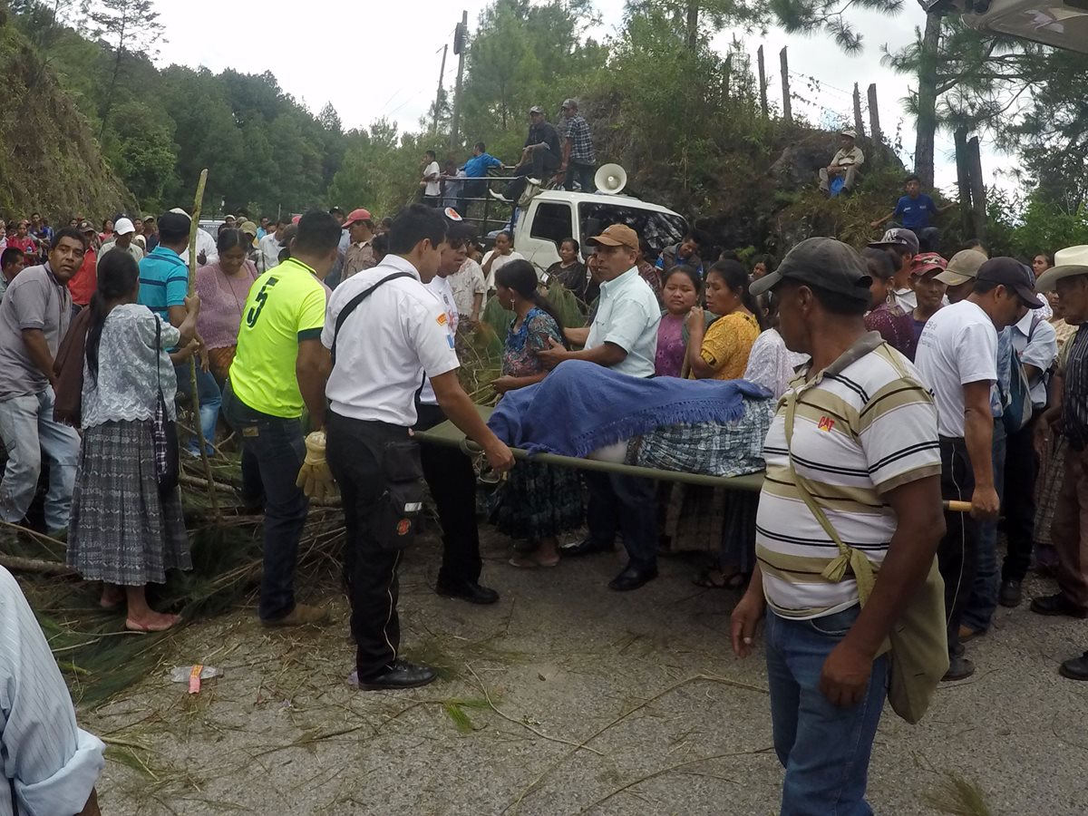 Socorristas utilizan camilla para trasladar a pacientes en la ruta de Cobán a Chisec, debido a bloqueo de manifestantes. (Foto Prensa Libre: Eduardo Sam)