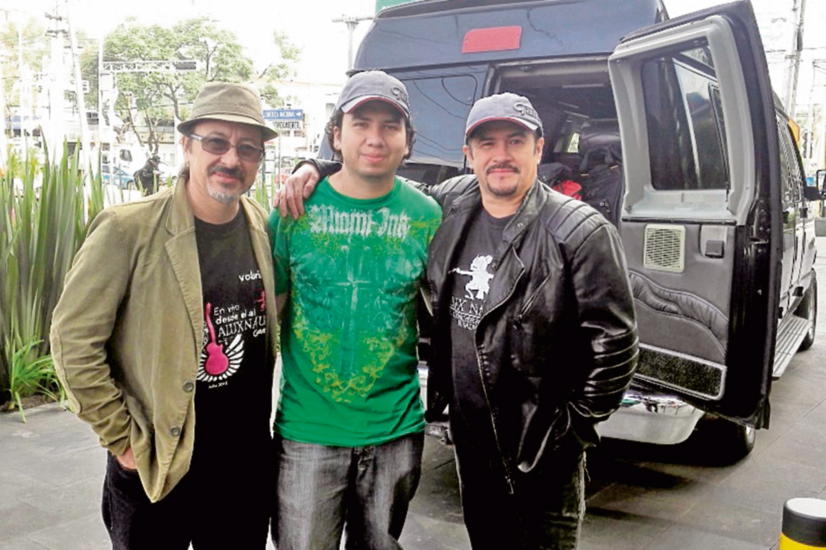 Ranferí Aguilar, Vinicio Molina y Álvaro Aguilar viajaron a México para supervisar la producción. (Foto Prensa Libre: cortesía Alux Nahual)