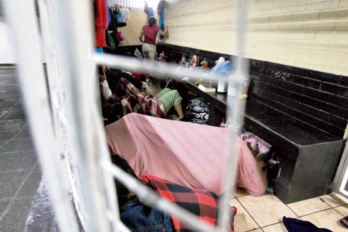 Las mujeres permanecen en la carceleta, la cual ocupa un espacio reducido en un sótano de la Torre de Tribunales. (Foto Prensa Libre)