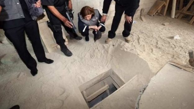Autoridades inspeccionan el tunel por donde se fugó "el Chapo" el pasado 11 de julio. (Foto: Hemeroteca PL).