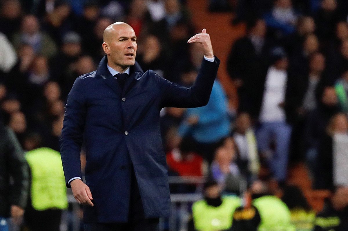 El técnico del Real Madrid, Zinedine Zidane, da instrucciones a sus jugadores.