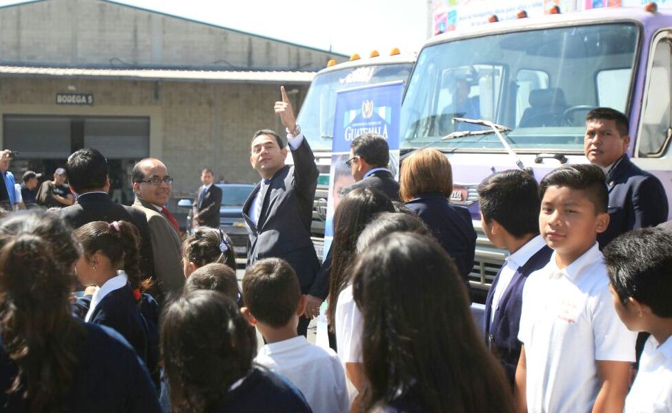 El presidente Jimmy Morales en la inauguración de la entrega de libros de textos para escuelas de preprimaria y primaria. (Foto Prensa Libre: Esbin García)