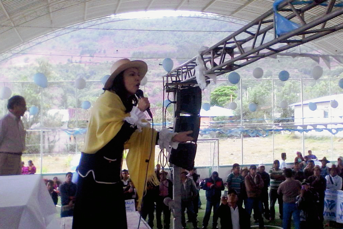 Zury Ríos, candidata a la Presidencia por el partido Visión con Valores (Viva), abrió su campaña en Cunén, Quiché. (Foto Prensa Libre: Óscar Figueroa)