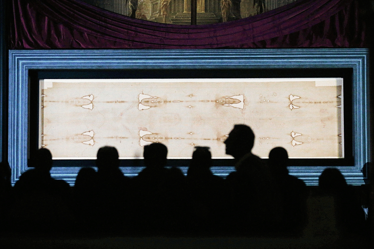 La catedral de San Juan de Turín, Italia, muestra el Santo Sudario, mortaja de Jesucristo, según la tradición cristiana. (Foto Prensa Libre:AP)