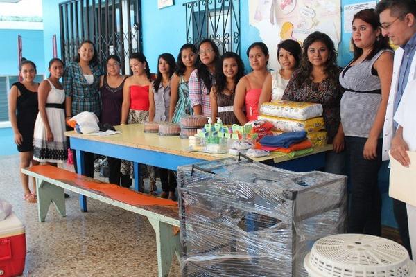 Estudiantes junto a los artículos donados en el Hospital Regional de Coatepeque. (Foto Prensa Libre: Alexander Coyoy) <br _mce_bogus="1"/>