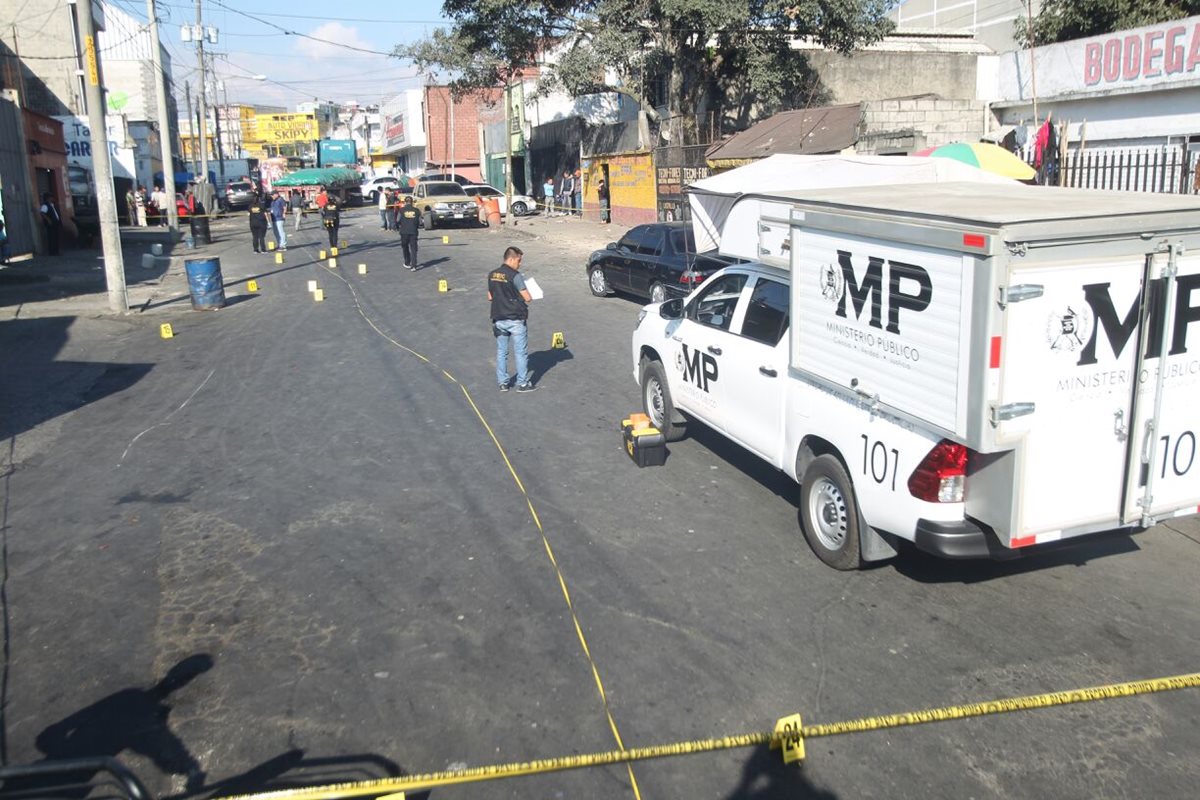 Ministerio Público investiga el hecho de violencia ocurrido en el Mercado de la Terminal. (Foto Prensa Libre: Álvaro Interiano)