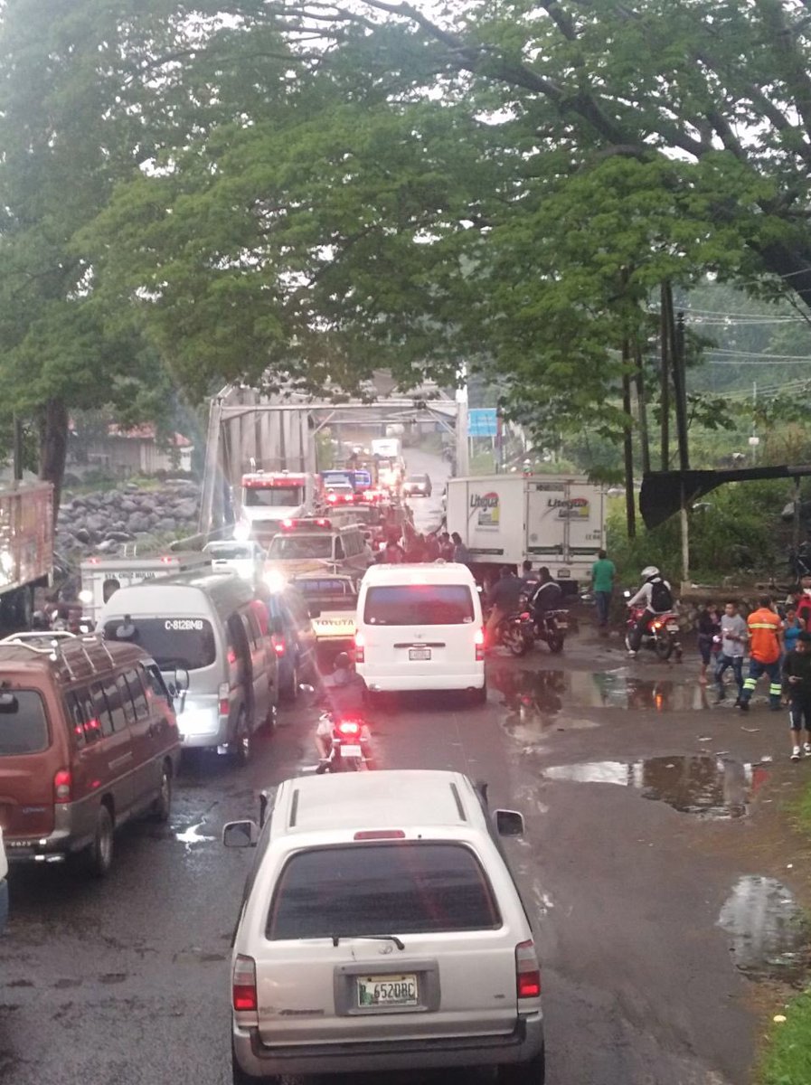 Accidente paralizó el paso en la ruta al suroccidente. (Foto Prensa Libre: Bomberos Voluntarios)