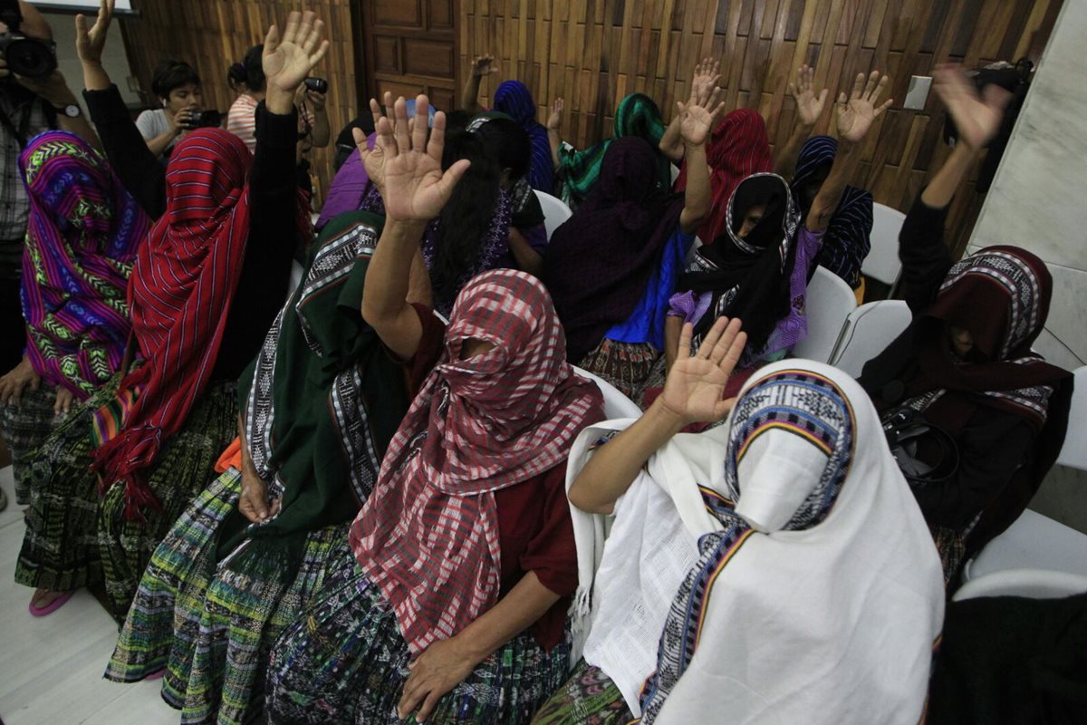 Las mujeres víctimas del conflicto y de vejámenes se mostraron satisfechas por la condena impuesto contra los dos sindicados del caso. (Foto Prensa Libre: E. Bercian)