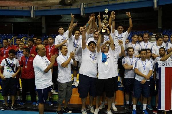 De esta manera celebraron los jugadores guatemaltecos tras conseguir el triunfo en suelo salvadoreño. (Foto Prensa Libre: cortesía de Federación Salvadoreña de Balonmano)