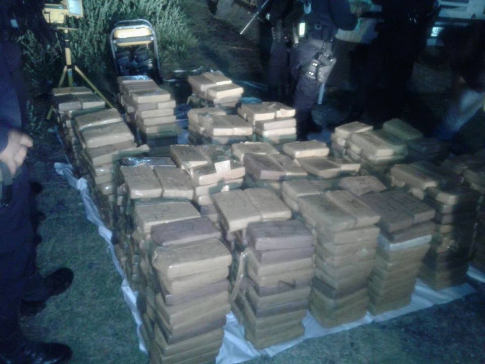 Autoridades contabilizan los paquetes hallados en el interior de un camión en Granados, Baja Verapaz. (Foto Prensa Libre: Cortesía PNC)