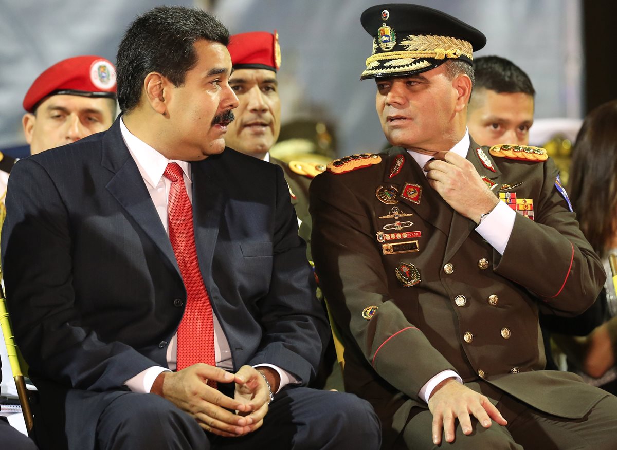 El presidente de Venezuela, Nicolás Maduro, (izq.) habla con su ministro de Defensa, general Vladimir Padrino.(Foto Prensa Libre: AP).