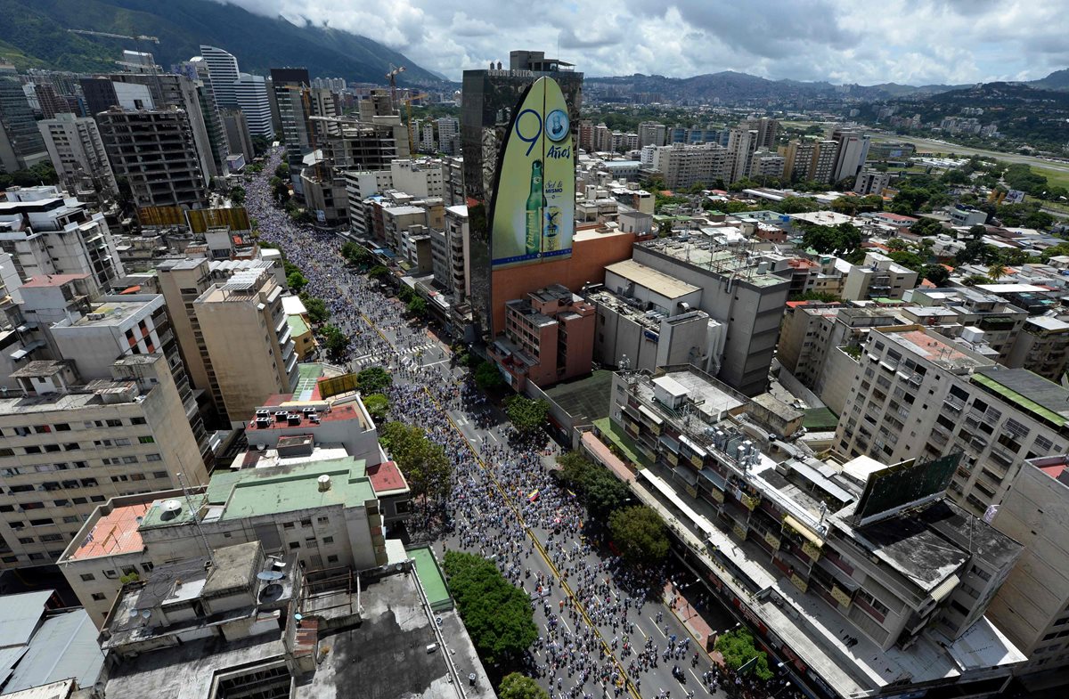La capital venezolana es escenario de lo que la oposición llama "toma de Caracas", miles forman una enorme columna humana. (Foto Prensa Libre: AFP)
