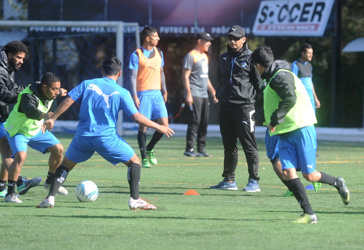 Ronald González dirige el entrenamiento de los cremas, este martes en Sporta. (Foto Prensa Libre: Francisco Sánchez).
