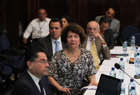 Representantes de laboratorios multinacionales y una droguería nacional asisten a una reunión para evaluar la propuesta de ley para regular precios.