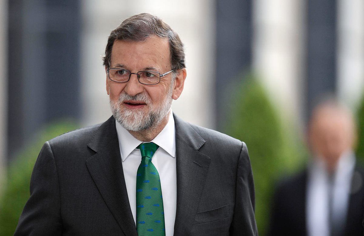 Mariano Rajoy llega para debatir sobre una moción de censura presentada por el PSOE en el Parlamento español en Madrid. (Foto Prensa Libre:AFP).