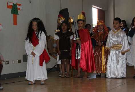 Estudiantes de párvulos del  Colegio San Francisco Javier, durante  uno de las representaciones de los pasos  del viacrucis.