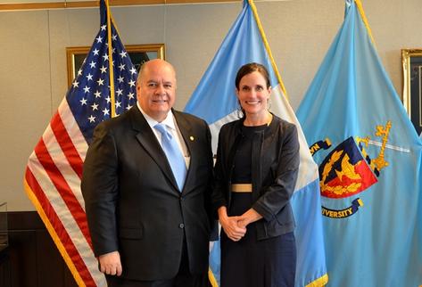 Julio Ligorría,  embajador de Guatemala, y Rebeca Bill, subsecretaria de la Defensa de EE. UU. (Foto Prensa Libre)