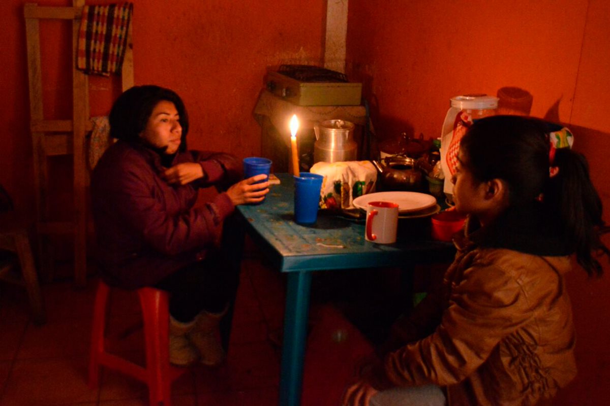 Pobladores deben comprar candelas para evitar estar a oscuras en sus viviendas. (Foto Prensa Libre: Whitmer Barrera)