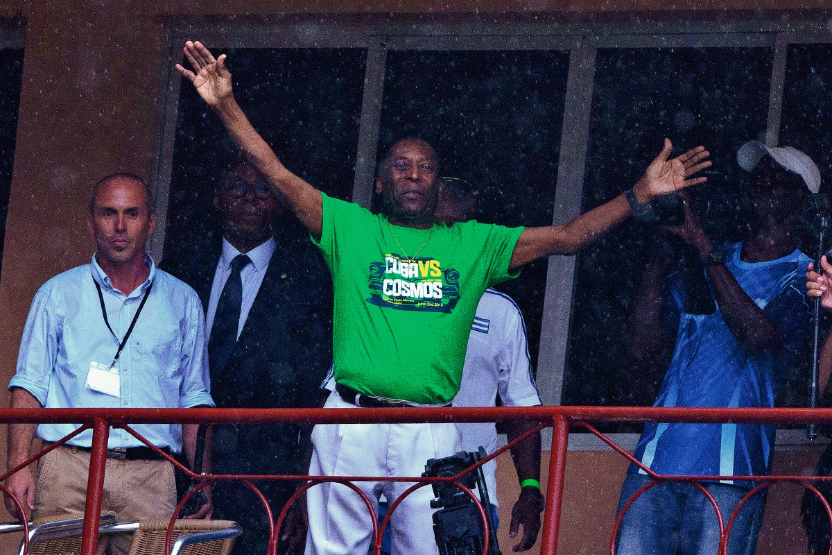 Pelé saluda a los aficionados durante el partido del Cosmos de NY y la Selección de Cuba. (Foto Prensa Libre: EFE)