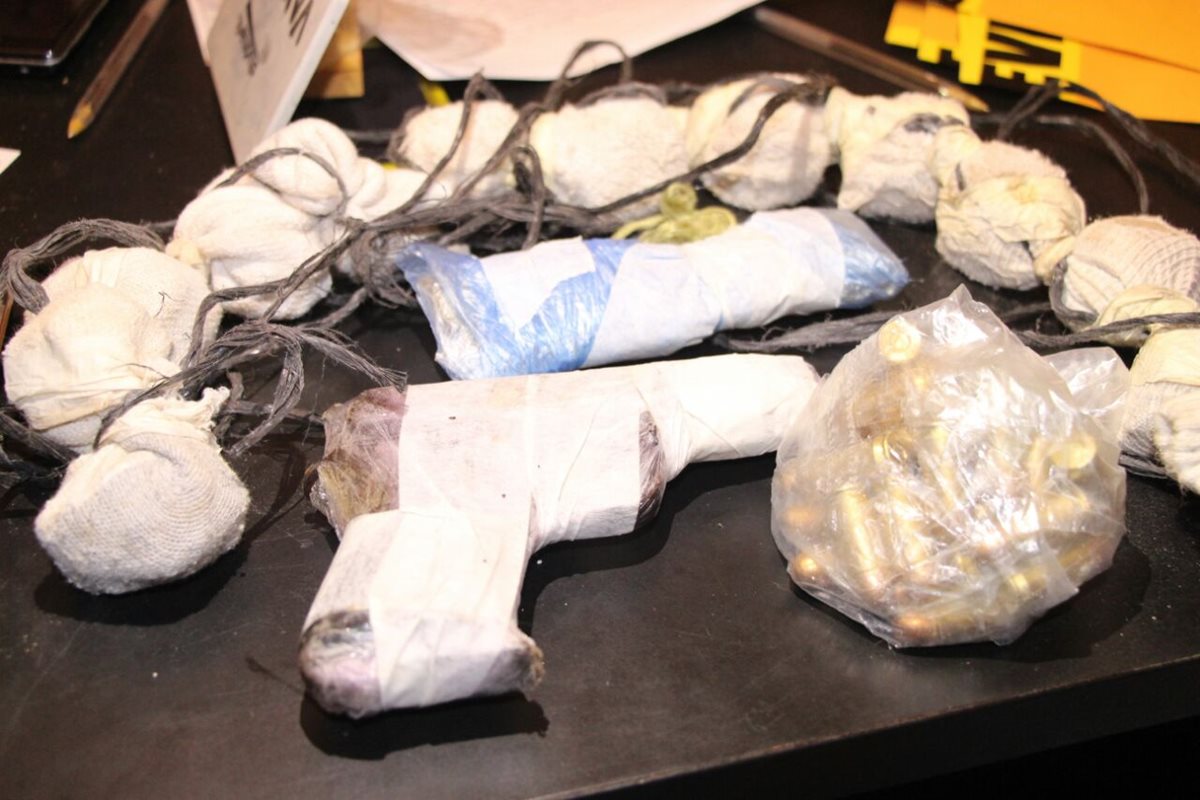 Varias armas de fuego fueron encontradas durante requisa en cetro carcelario. (Foto Prensa Libre: PNC)