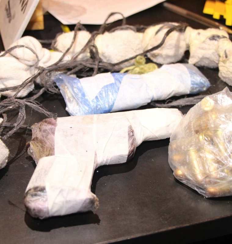 Varias armas de fuego fueron encontradas durante requisa en cetro carcelario. (Foto Prensa Libre: PNC)