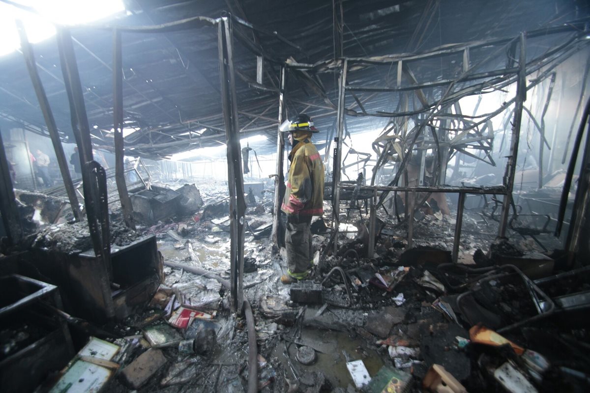 Bomberos Voluntarios y Municipales solo reportan daños materiales, en la agencia bancaria solo rescataron la caja de seguridad. (Foto Prensa Libre: É. Ávila)