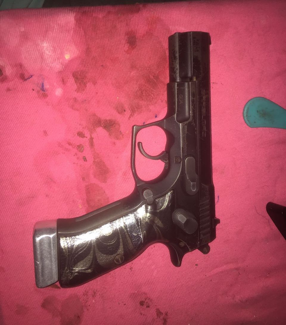 Durante allanamientos en varios departamentos de Guatemala, contra una banda de secuestradores, la PNC decomisó armas de fuego y municiones. (Foto Prensa Libre: PNC)