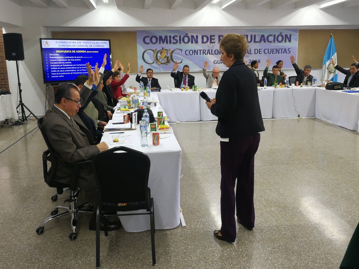 La sesión se extendió para depurar la nómina de candidatos a contralor. (Foto Prensa Libre: Kenneth Monzón