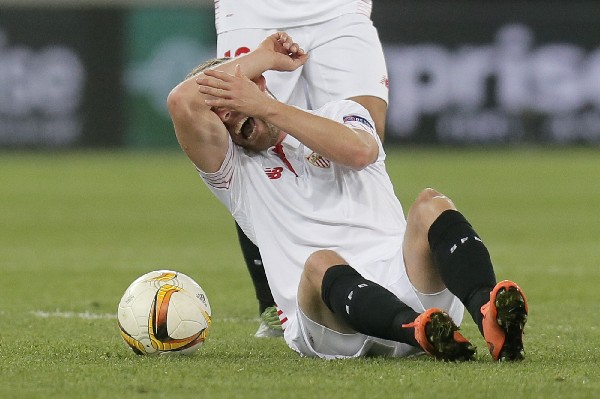 El danés del Sevilla, Michael Krohn-Dehli, salió lesionado de gravedad en el partido de la Liga Europea. (Foto Prensa Libre: AP)