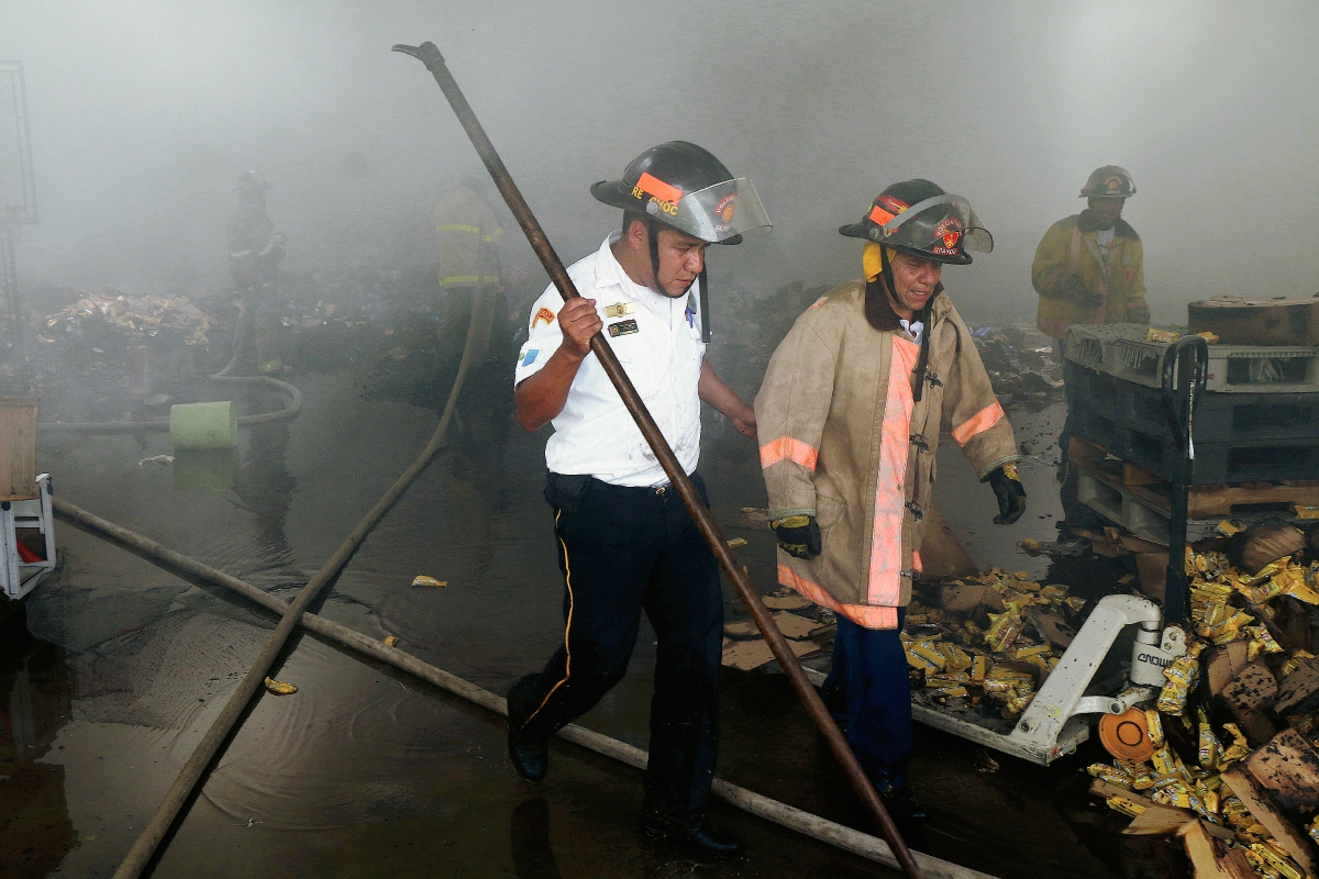El lunes último Carlos Rey y su hijo Giovani trabajaron juntos para controlar un incendio en el interior de una bodega, en Cobán Alta Verapaz. (Foto Prensa Libre: Eduardo Sam)