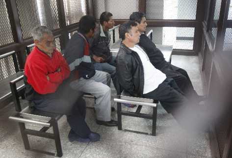 Los cinco acusados de haber participado en la masacre de Plan de Sánchez, Rabinal, Baja Verapaz, en 1982,  escuchan al juez cuando  anuncia que deben enfrentar juicio.