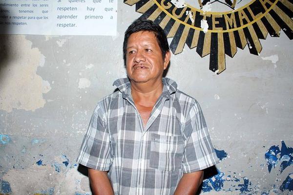 Amado Aguilón, sindicado de violación, permanece en la Comisaría 34, en Retalhuleu. (Foto Prensa Libre: Rolando Miranda)